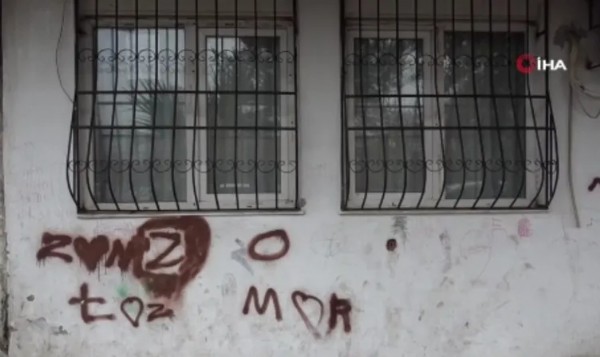 Şaşkına Çeviren Yazı! Bağımlılardan Bıktı Camına Astı